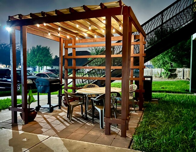 Our pergola is perfect to entertain family or friends! Perfect are for a cookout. - 801 E Daffodil