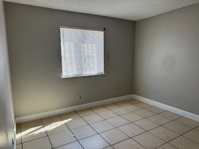Building Photo - Spacious 2 Bed, 2 Bath Unit – Great Location!