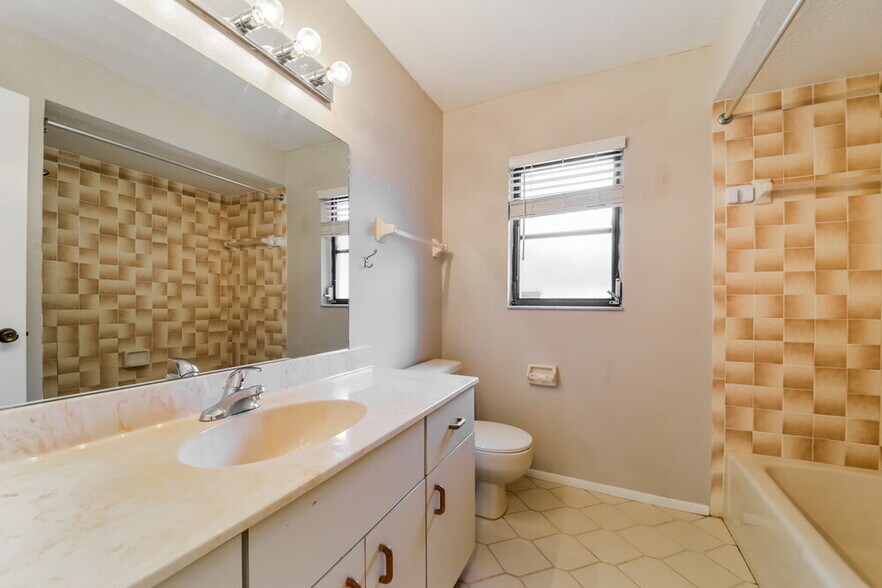 Building Photo - 5453 Colonial Oaks Blvd