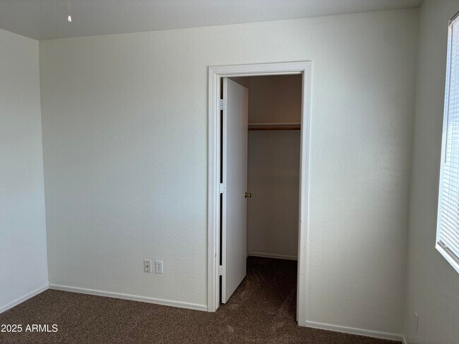 Building Photo - 25177 W Park Ave