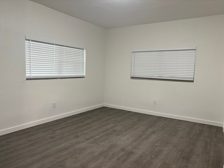 Building Photo - 15250 NE 8th Ave