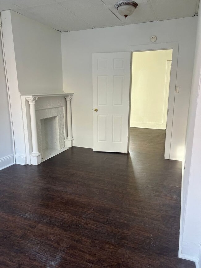 Building Photo - First-Floor Apartment Accepting Housing Vouchers