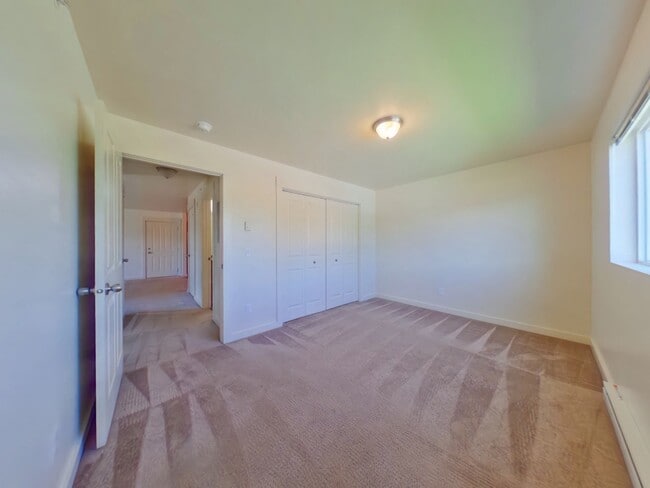 Building Photo - Centrally Located Second Floor 2b w/ Private Deck! Close to MSU & Downtown