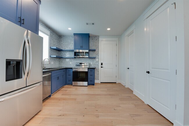 Building Photo - 425 W 21st St