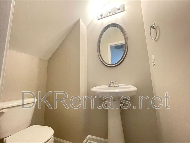 Building Photo - 2355 Mayfair Dr