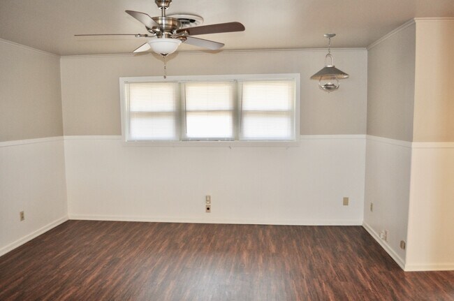 Building Photo - FOR LEASE! Nice 3-2-2 Brick Home in Weatherford!
