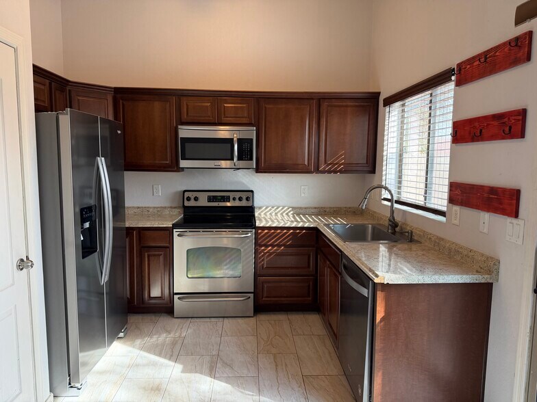 Building Photo - 1347 E 10th Pl