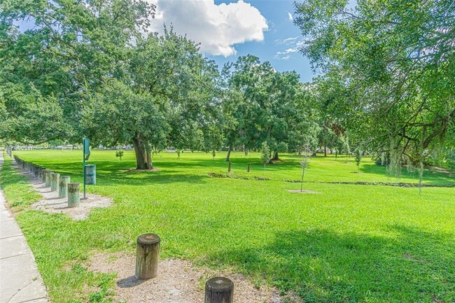 Building Photo - 701 W Henry Ave