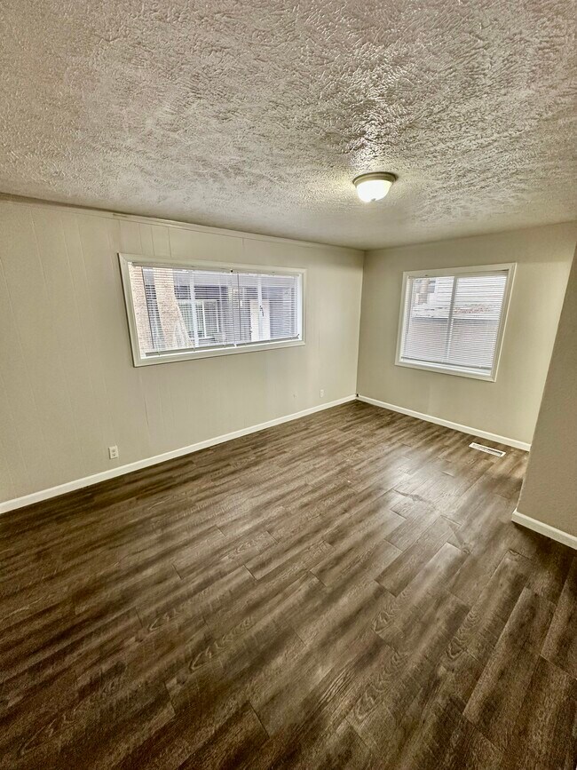 Building Photo - 947 E Augusta Ave