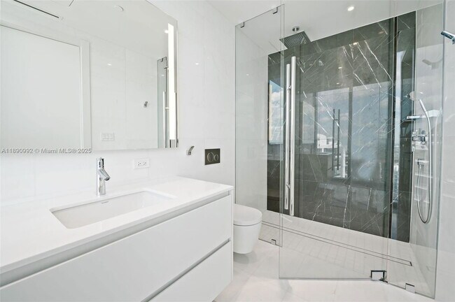 Building Photo - 300 Biscayne Blvd Way