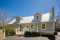 Building Photo - 464 Three Mile Harbor Hog Creek Rd