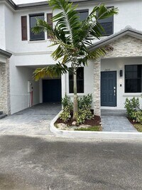 Building Photo - 2831 SW 16th Terrace