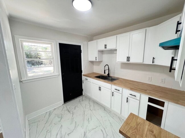 Building Photo - For Rent — Updated & Move-In Ready!