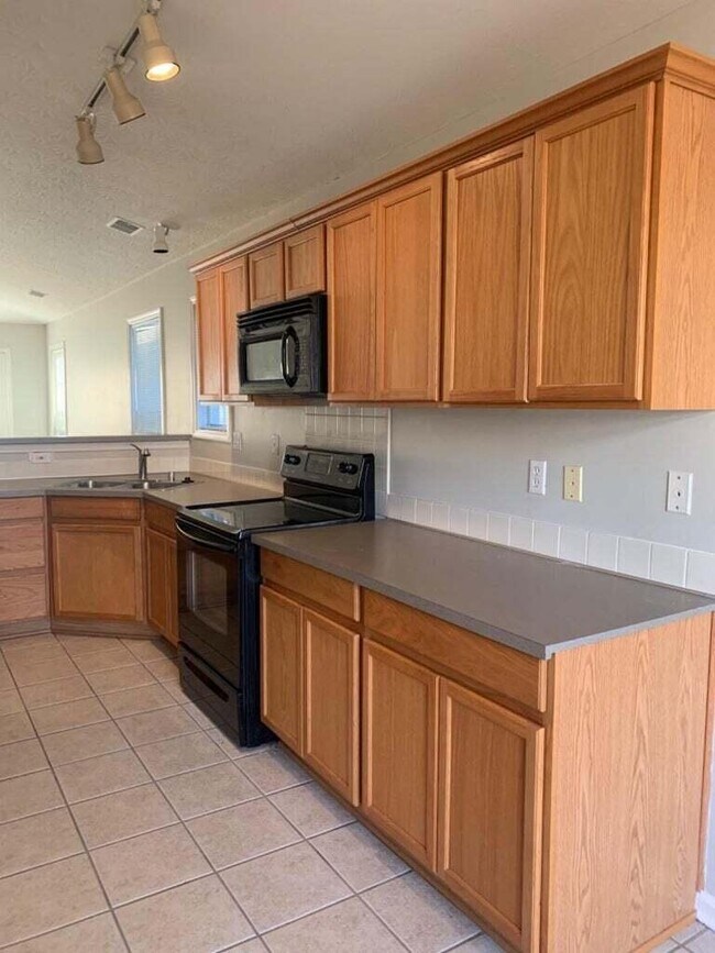 Building Photo - 772 Rosslyns Dale