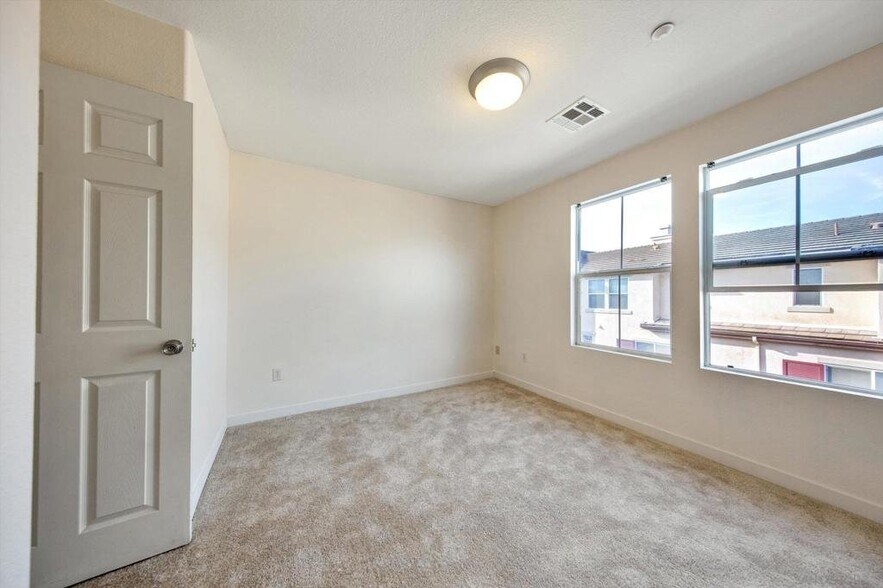 Building Photo - 1583 Sumac Pl