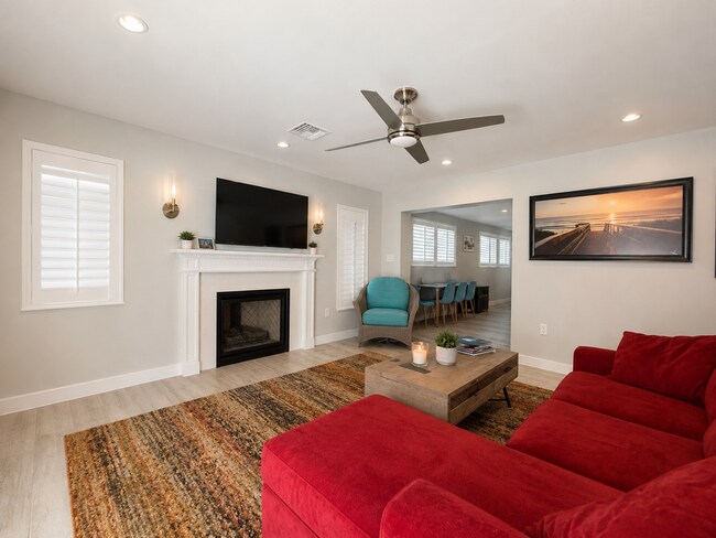 Building Photo - "Charming Furnished (Unfurnished Negotiable) 3-Bed Oasis with Hot tub in Palm Beach Gardens – 2,2...