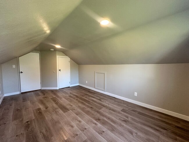 Building Photo - $500 OFF Move in Costs!!