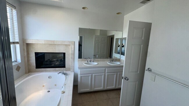 Building Photo - 3 bedroom East Side Costa Mesa Townhome
