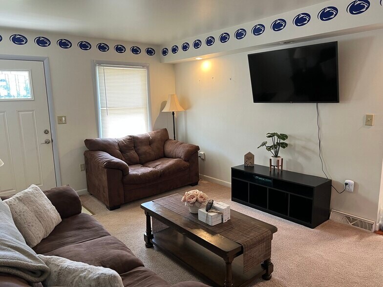 LivingRoom-1e - 101 N 6th Ave