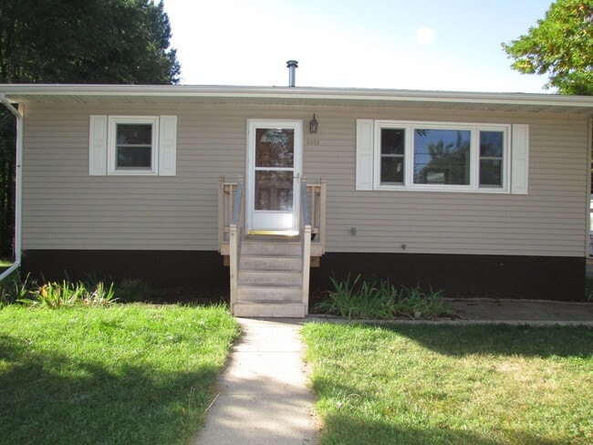 Building Photo - 3 BEDROOM | 2 BATH | DOUBLE CAR GARAGE | W...