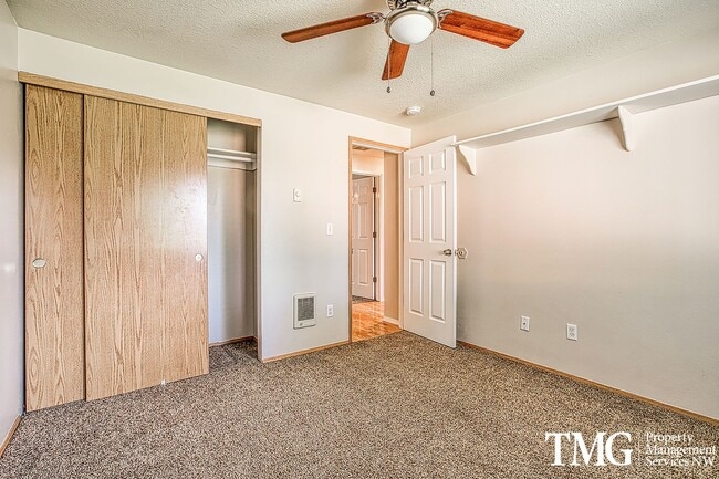 Building Photo - Large Ranch-style home with 3 Bed 2 Bath i...