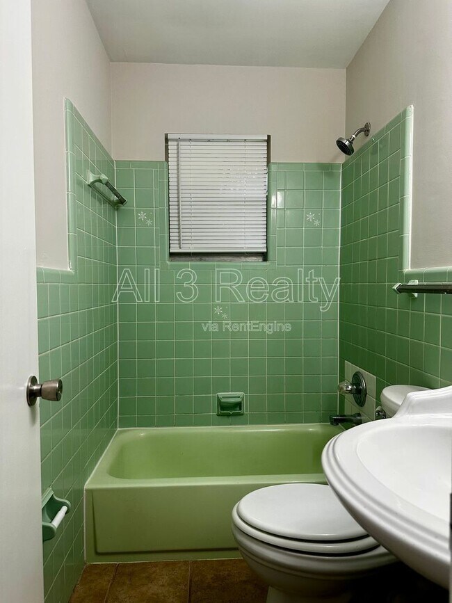 Building Photo - 712 Sir Michael Dr