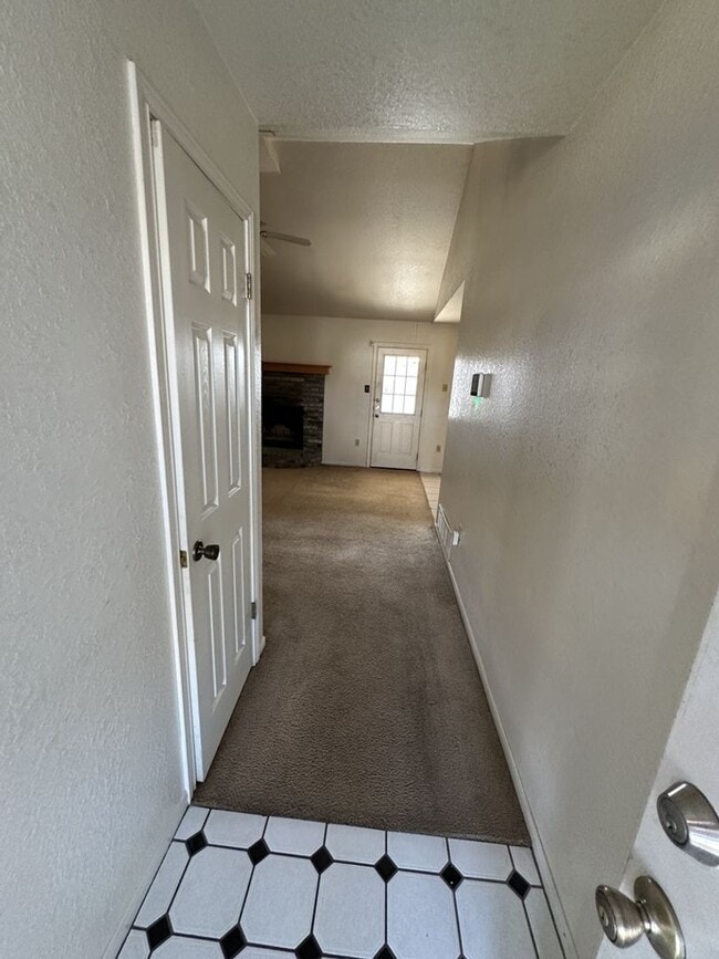 Building Photo - 3 BED / 2 Bath  AVAILABLE NOW