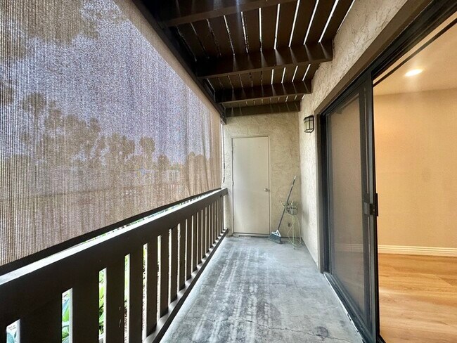 Building Photo - Newly Renovated 1 BD / 1 BA W/ Large Priva...
