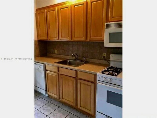 Building Photo - 809 NE 17th Ave