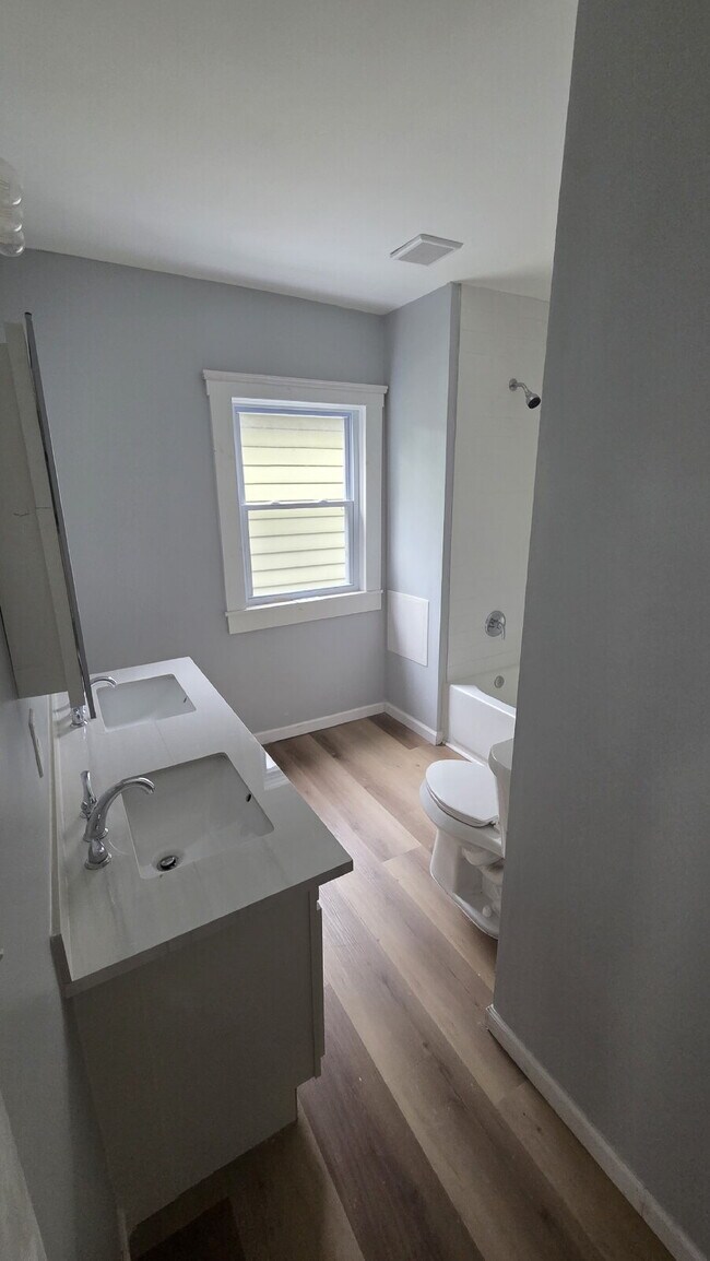 Building Photo - Exquisite 4 bed 3 bath with Air Conditioning