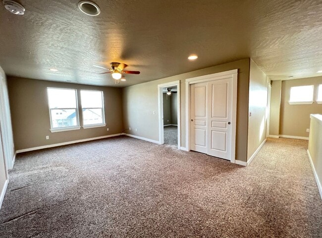 Building Photo - West Richland Home On 0.32 Acres