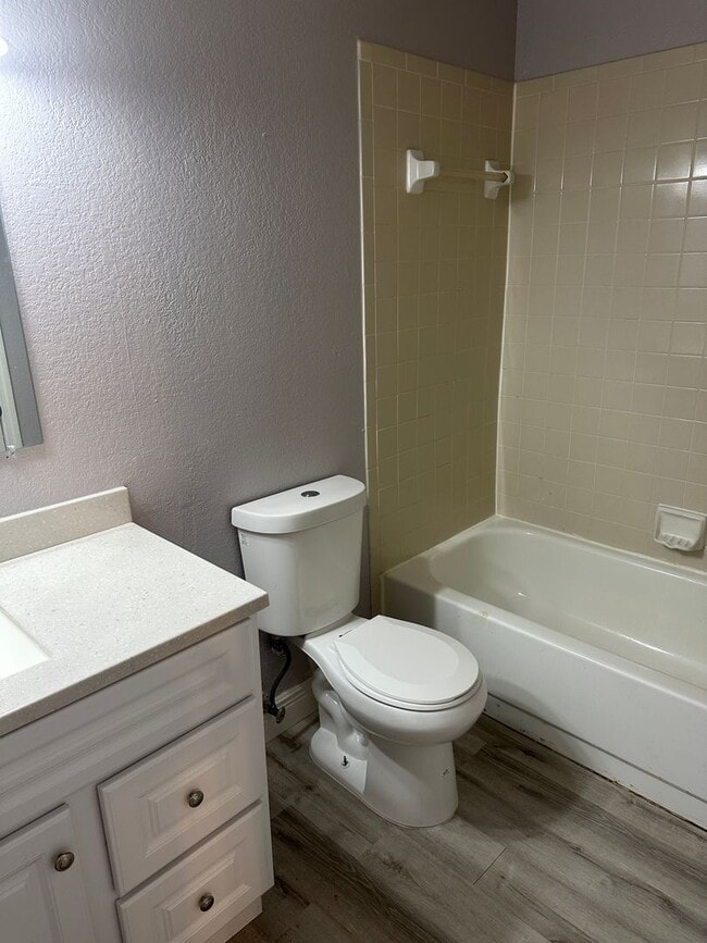 Building Photo - 2 bedroom  2 Bathroom in Orlando