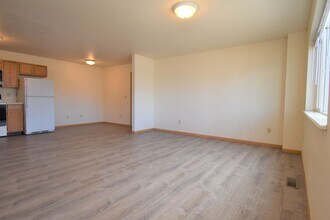 Building Photo - Beautiful 2 bedroom apartment with attache...