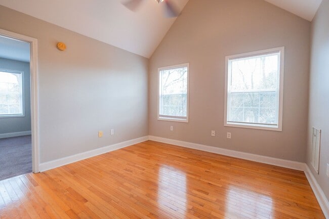 Building Photo - 472 First Street | 4 BED 2 BATH + MOVE IN SPECIAL