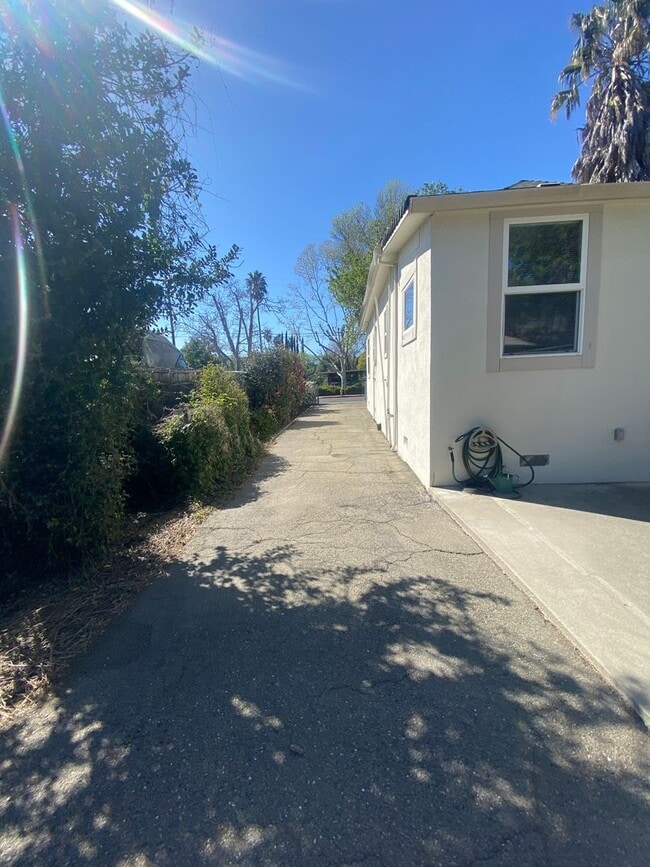 Building Photo - Pleasanton, Charming Downtown Living, Walk to Main St. 3 bed / 1 bath – Large Yard! Great schools