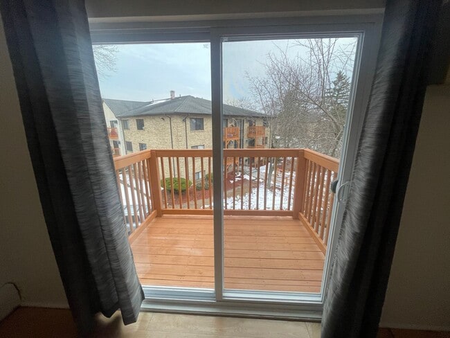 Building Photo - Quiet Corner Apartment in the Heart of Salem