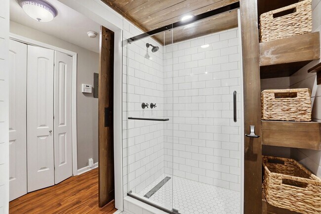 Building Photo - 1 Bedroom Condo in Uptown