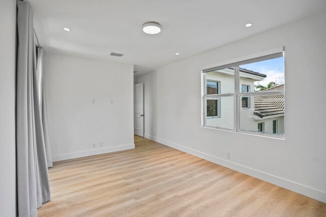 Building Photo - 3201 E Stonebrook Cir