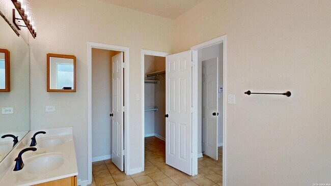 Building Photo - 101 Springtree Cliff