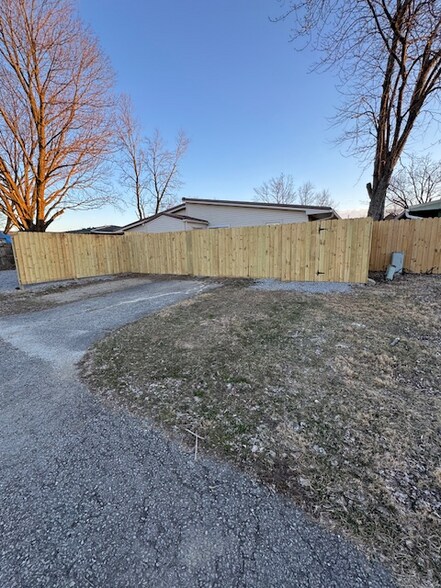 Building Photo - 6605 Vandre Ave