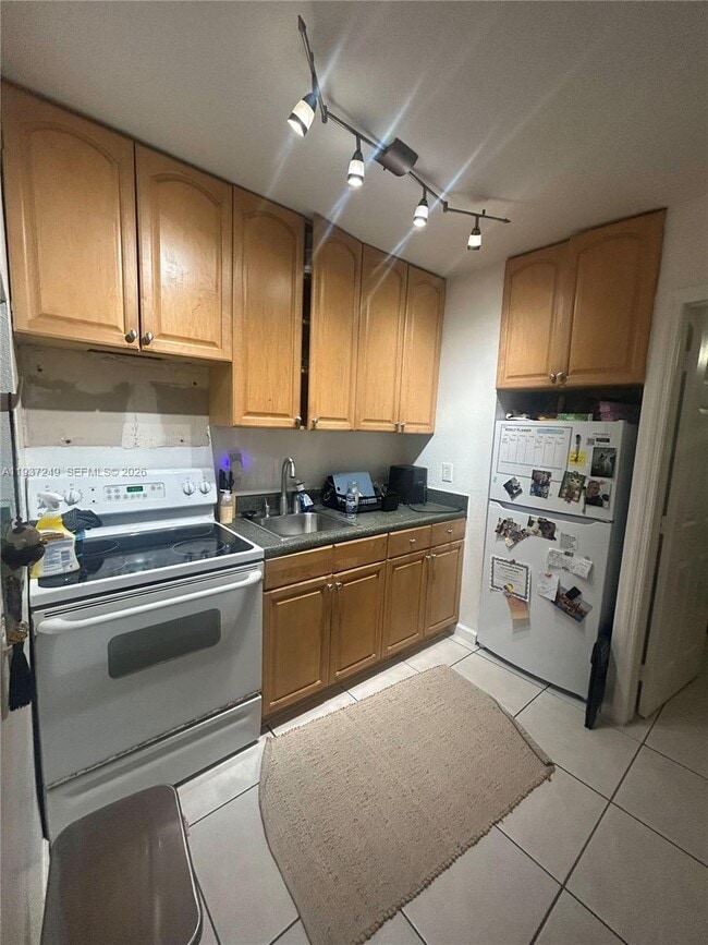 Building Photo - 1045 N Andrews Ave