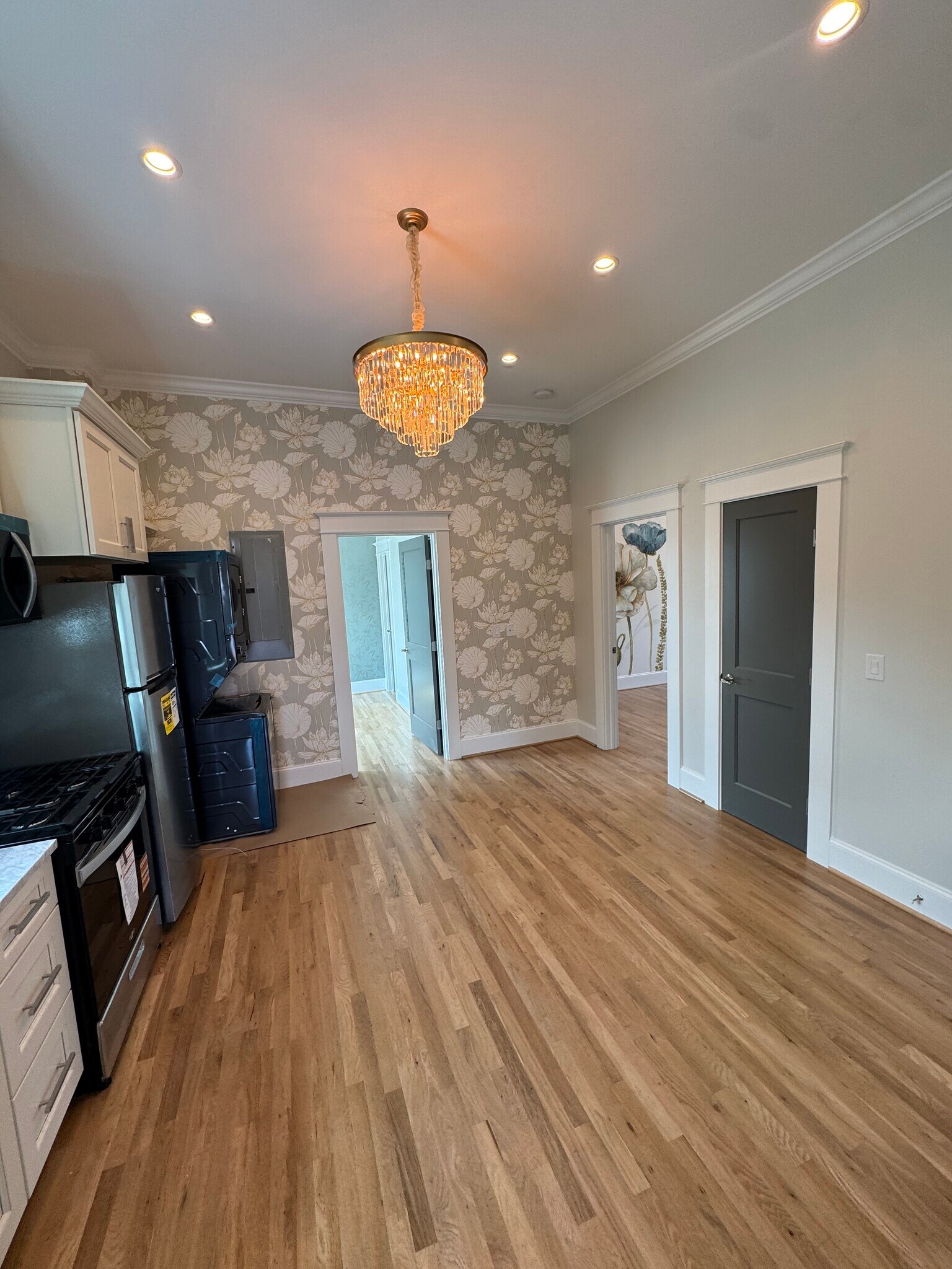 Building Photo - 688 King St