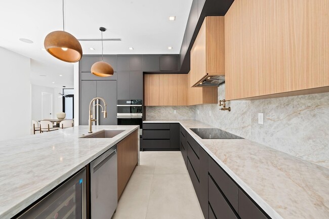 Building Photo - 2324 SW 26th St