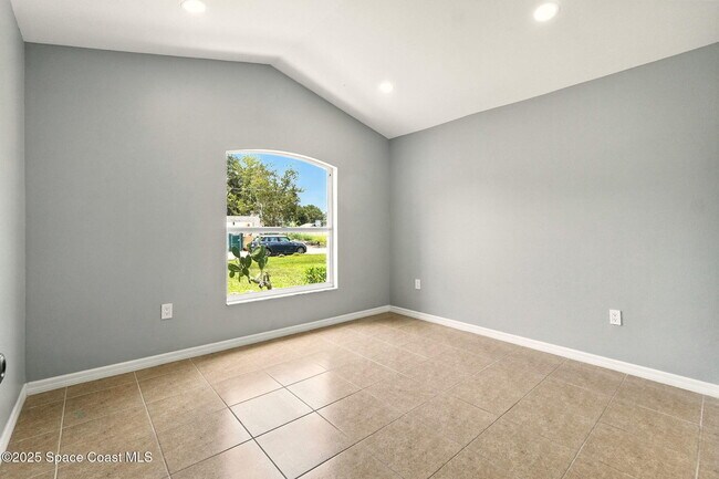 Building Photo - 460 Martigues Dr