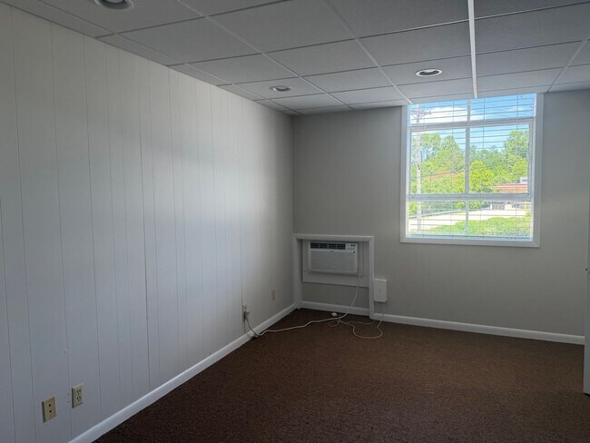 Building Photo - 2202 Hollins Mill Rd