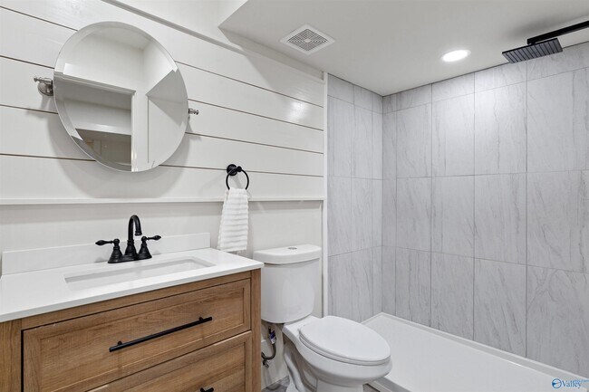 Building Photo - 7916 Valley View Dr SE