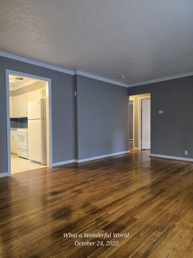 Building Photo - 583 Delmar Dr N