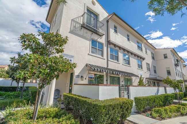 Building Photo - Unique 4-Bedroom, 3-story Live/Work Townhouse in the lushly landscaped Villa Metro Community!