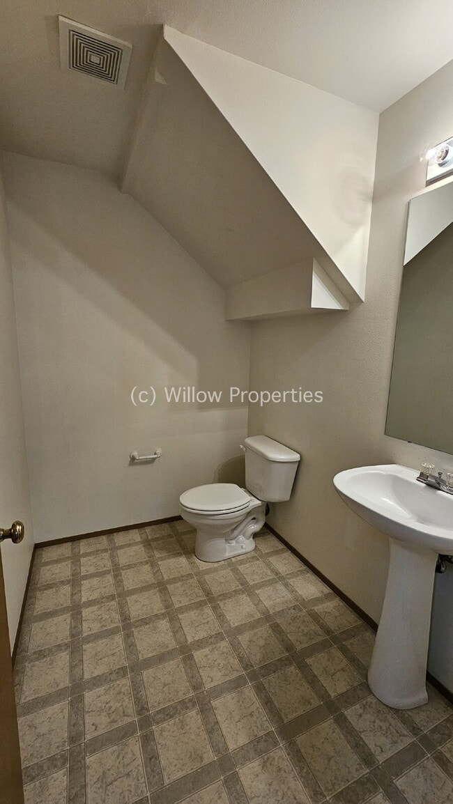 Building Photo - Beautiful NW Landing Home