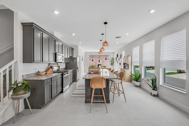 Building Photo - 930 SW Pr Ave